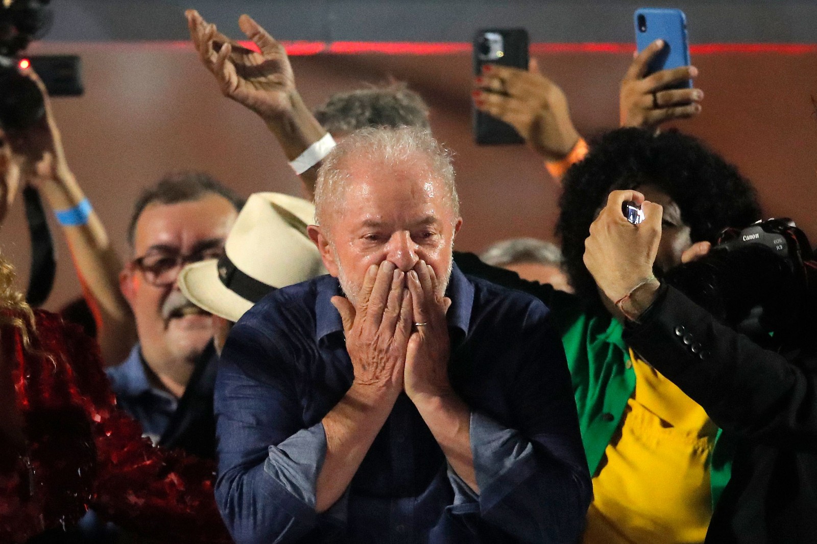 Lula comemora vitória apertada na eleição para presidente em um trio elétrico,  na Avenida Paulista (Foto: Caio Guatelli/ AFP)