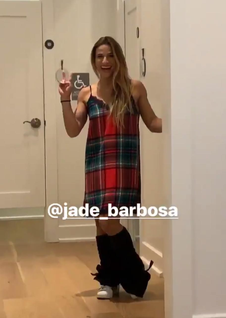 Flavia Saraiva mostra Jade Barbosa ficando presa no provador (Foto: reprodução/Instagram)