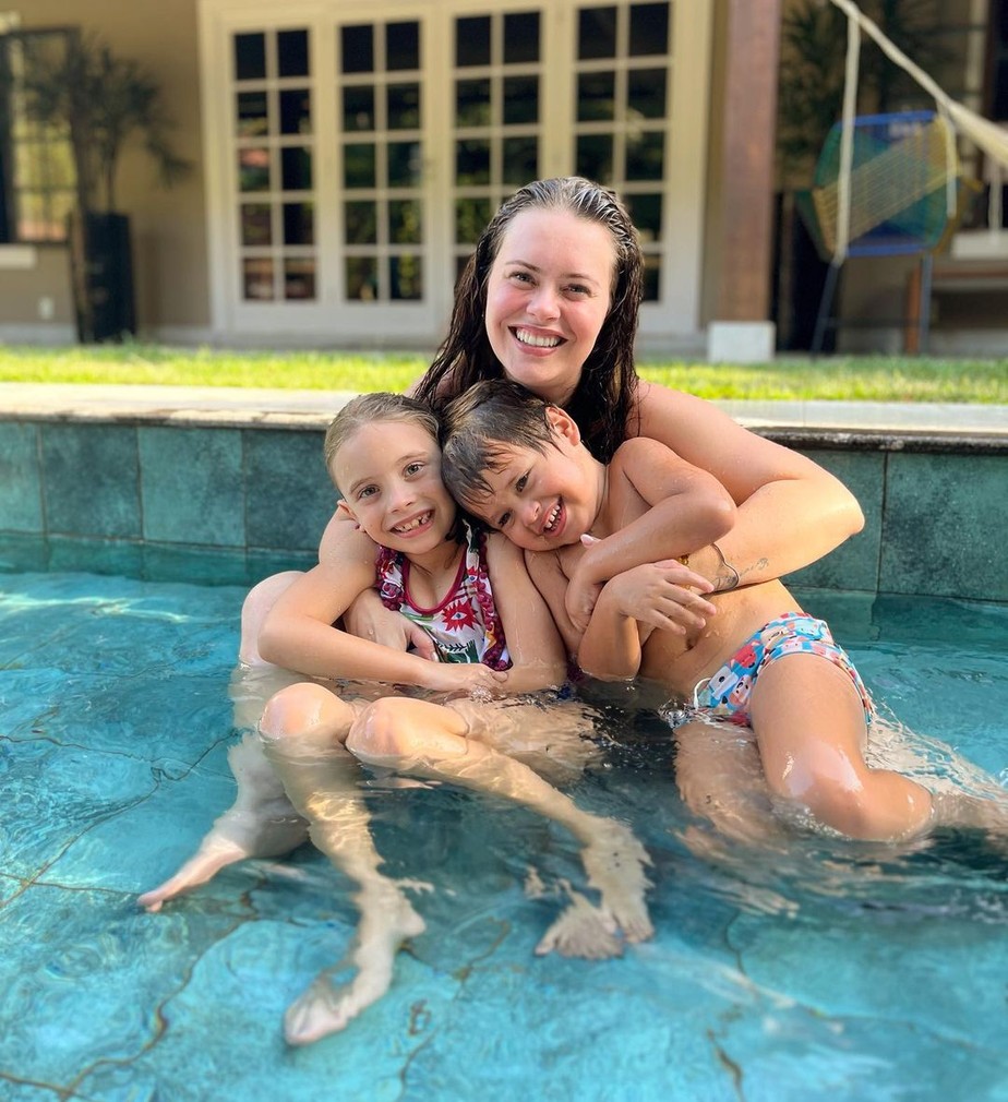 Mari Bridi encanta com clique dos filhos na piscina