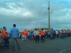 Petroleiros pernambucanos pararam e se reuniram em frente à Refinaria Abreu e Lima, em Ipojuca, no início da manhã. Segundo a PM, eles ficaram na PE-09, mas não bloquearam acesso a Suape (Foto: Divulgação / PM)