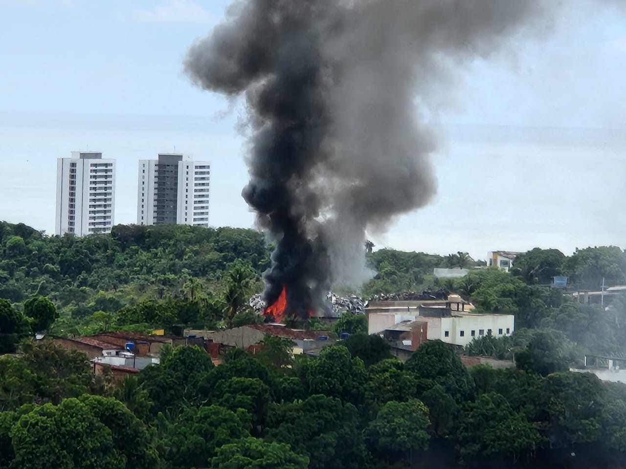 Bombeiros são acionados para combater incêndio no São Jorge em Maceió, AL