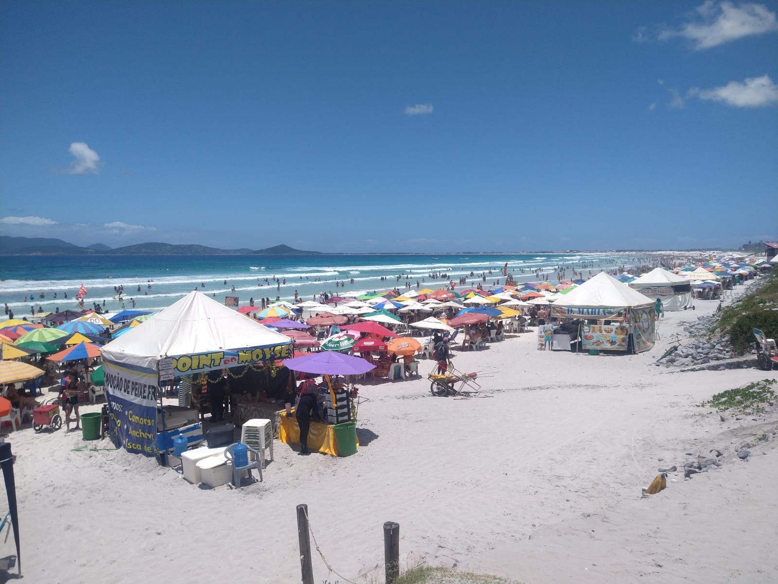 Movimento na Praia do Forte, em Cabo Frio, é intenso neste feriado de Natal; Saiba como fica o tempo