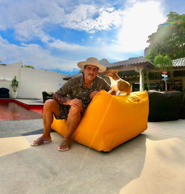André Marques e sua cachorra, Pururuca (Foto: Reprodução / Instagram)