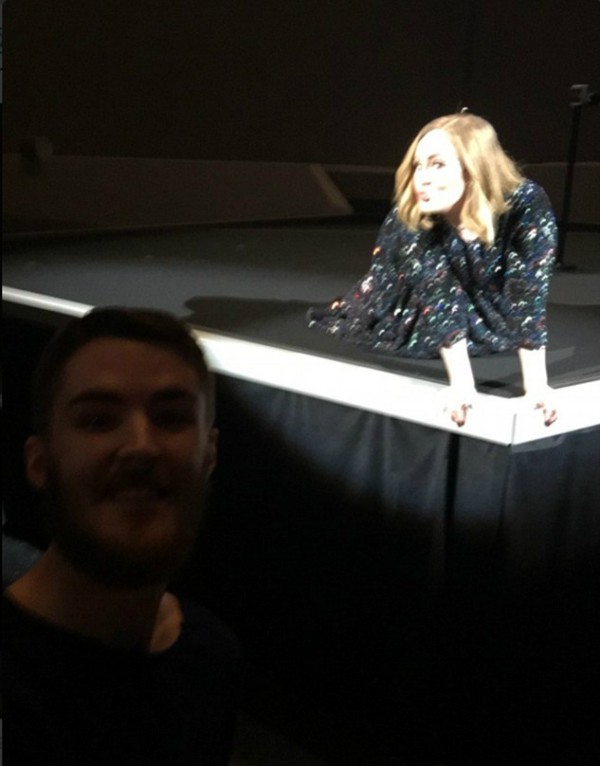 Adele fez graça no palco durante seu show (Foto: Twitter)