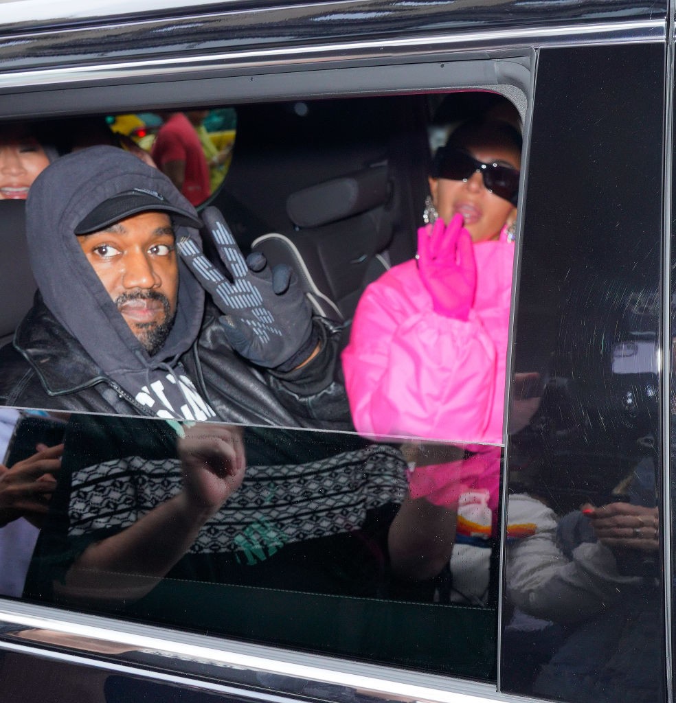 NEW YORK, NEW YORK - OCTOBER 09: Kanye West and Kim Kardashian head out of their hotel on October 09, 2021 in New York City. (Photo by Gotham/GC Images) (Foto: GC Images)