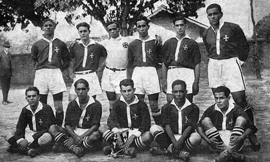 Os jogadores do grupo Camisas Negras, do Vasco, nos anos 1920