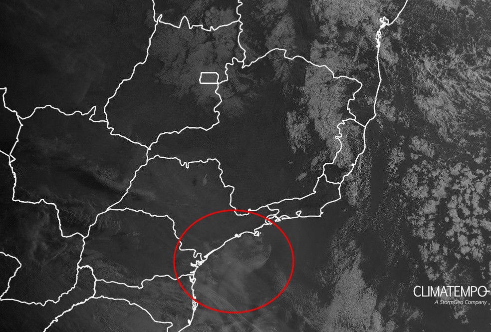 Imagens de satélite do Climatempo mostram nevoeiro se aproximando do litoral de São Paulo — Foto: Divulgação/Climatempo