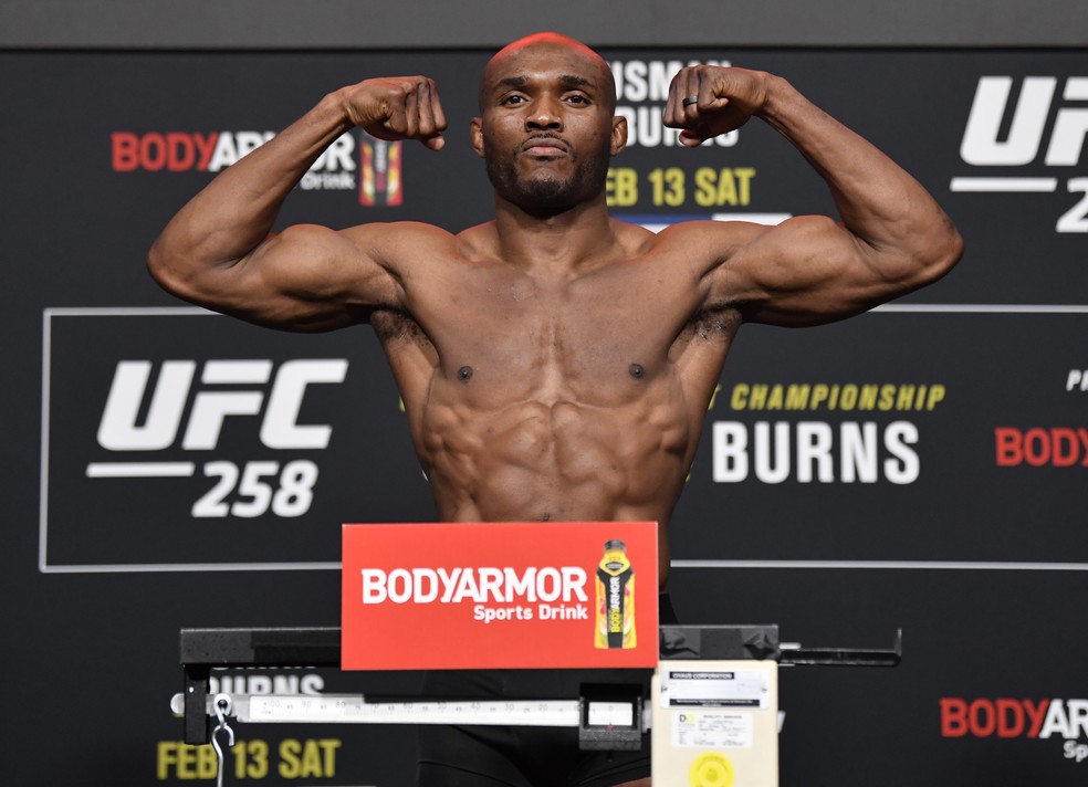 Kamaru Usman posa sobre a balança na pesagem do UFC 258 — Foto: Jeff Bottari/Zuffa LLC