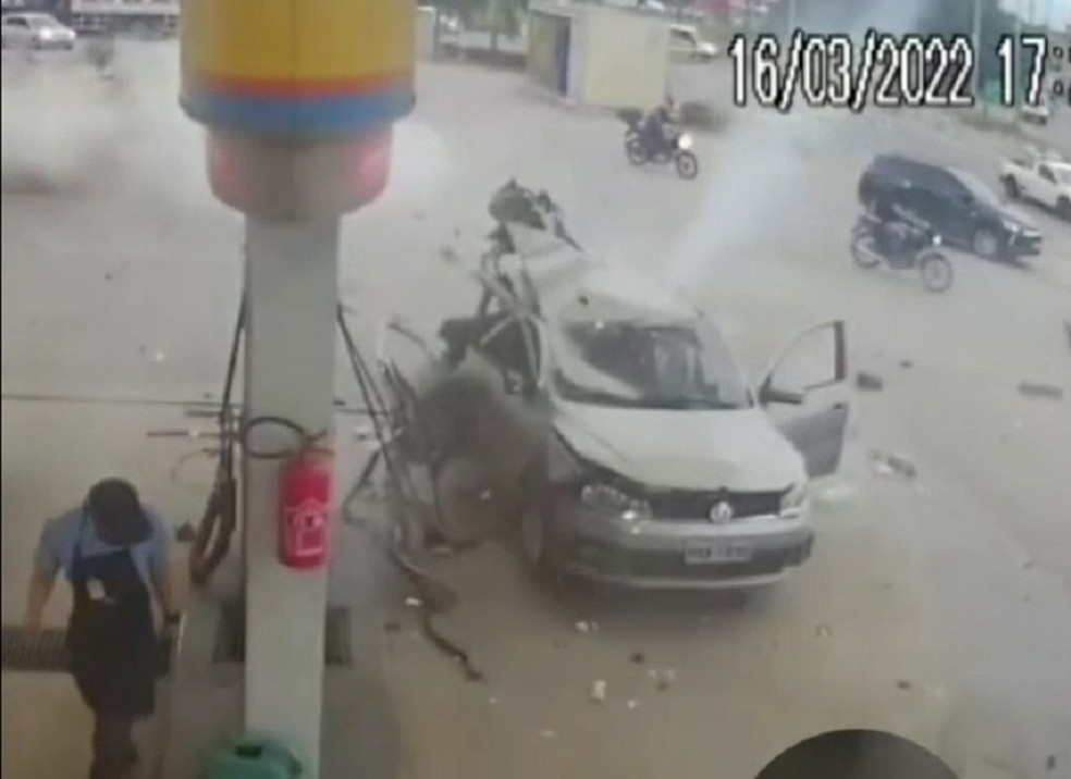 Cilindro explode quando veículo era abastecido com GNV — Foto: TV Verdes Mares/Reprodução