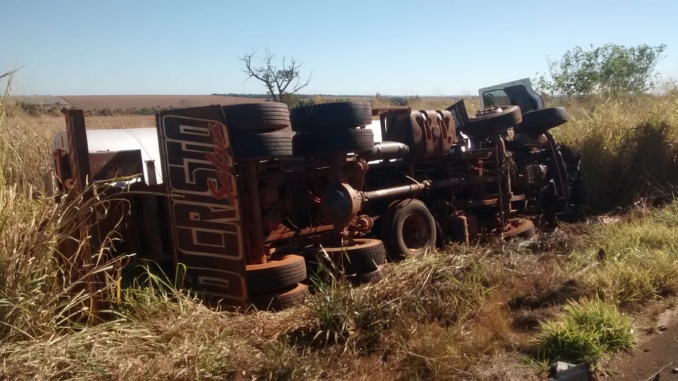 Carreta tombou no acostamento depois de bater com carro na MGC-452 entre Uberlândia e Tupaciguara — Foto: Pedro Torres/G1