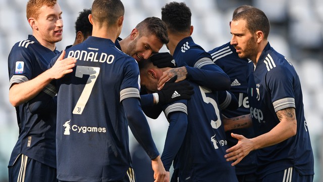 Jogadores da Juventus comemoram o gol de Arthur contra o Bologna