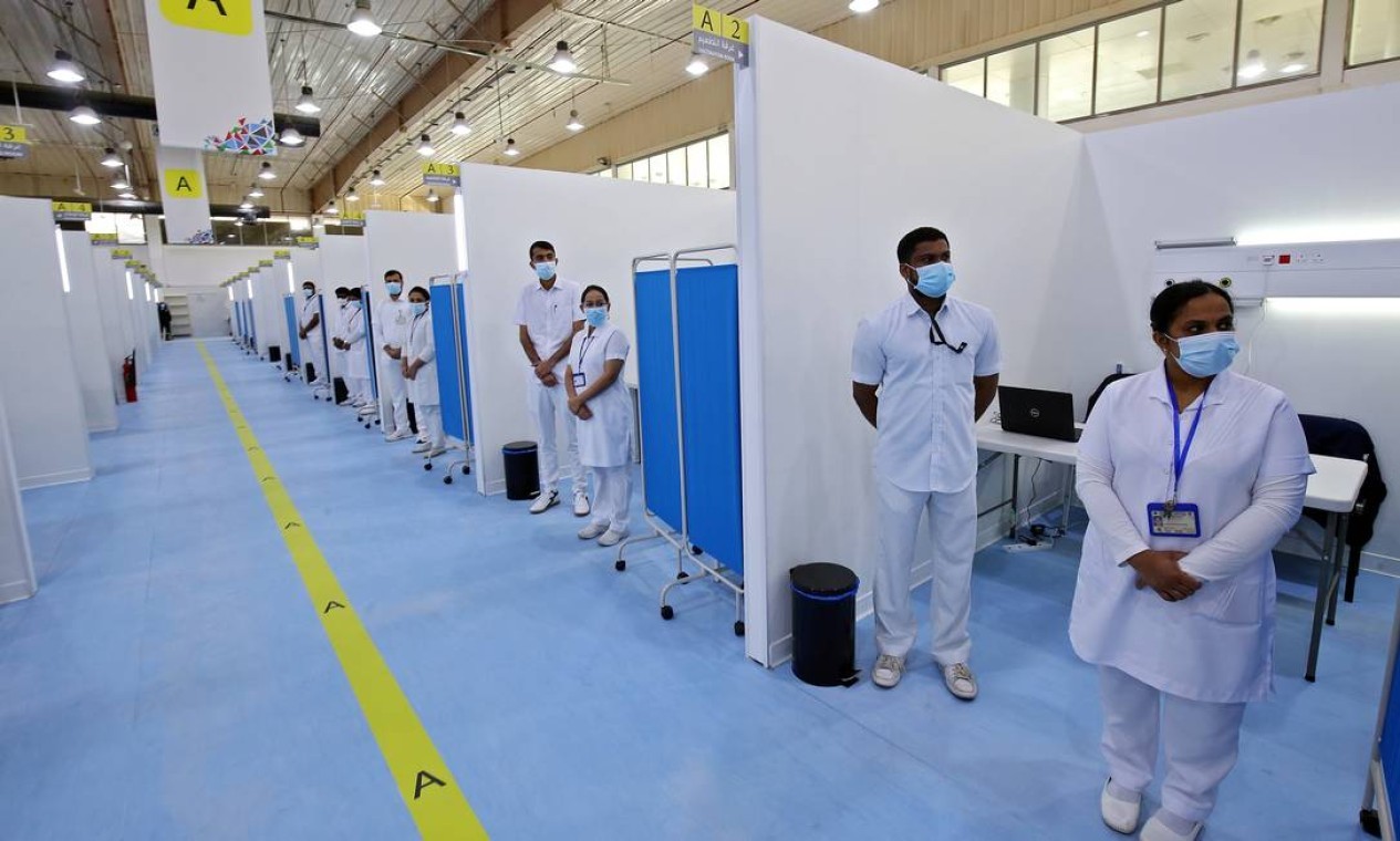 Equipe médica pronta para atendimento no centro de vacinação do Kuwait, no International Fairgrounds, Cidade do Kuwait — Foto: YASSER AL-ZAYYAT / AFP 23/12/2020