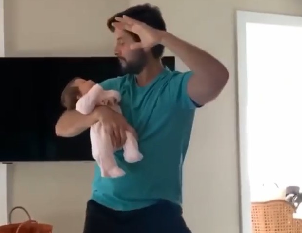 Claudia Leitte mostra marido brincando com a filha (Foto: Reprodução Instagram)