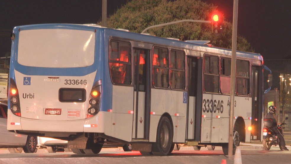 Ônibus assaltado, no Pistão Sul, em Taguatinga, no DF — Foto: TV Globo/Reprodução