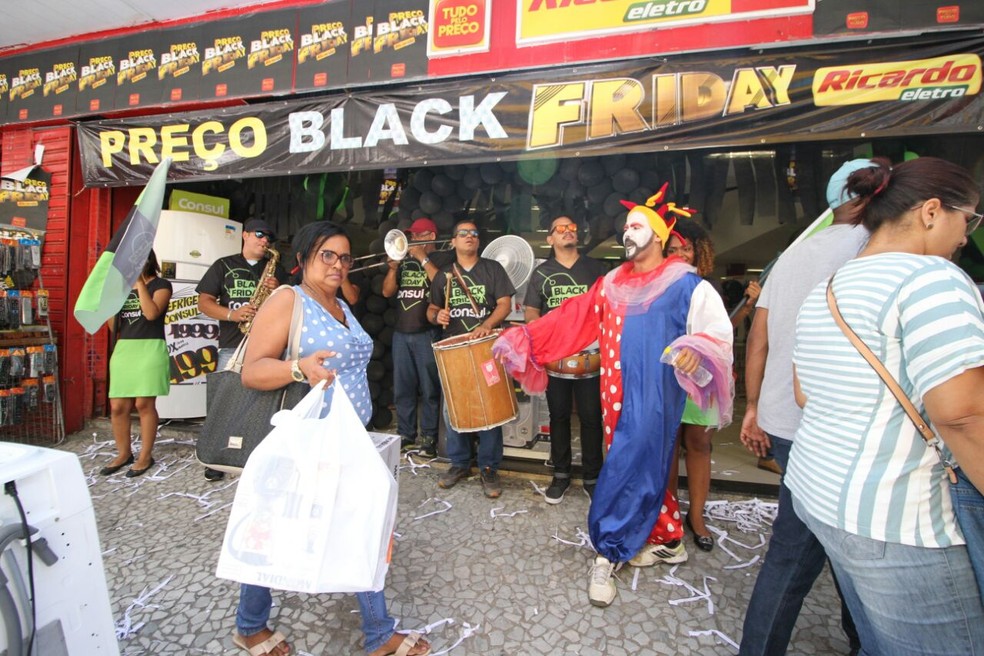 Loja no Centro do Recife aposta em banda para atrair clientes na Black Friday, nesta sexta-feira (24) (Foto: Marlon Costa/Pernambuco Press)