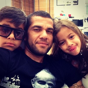 Daniel Alves com os filhos (Foto: Instagram)