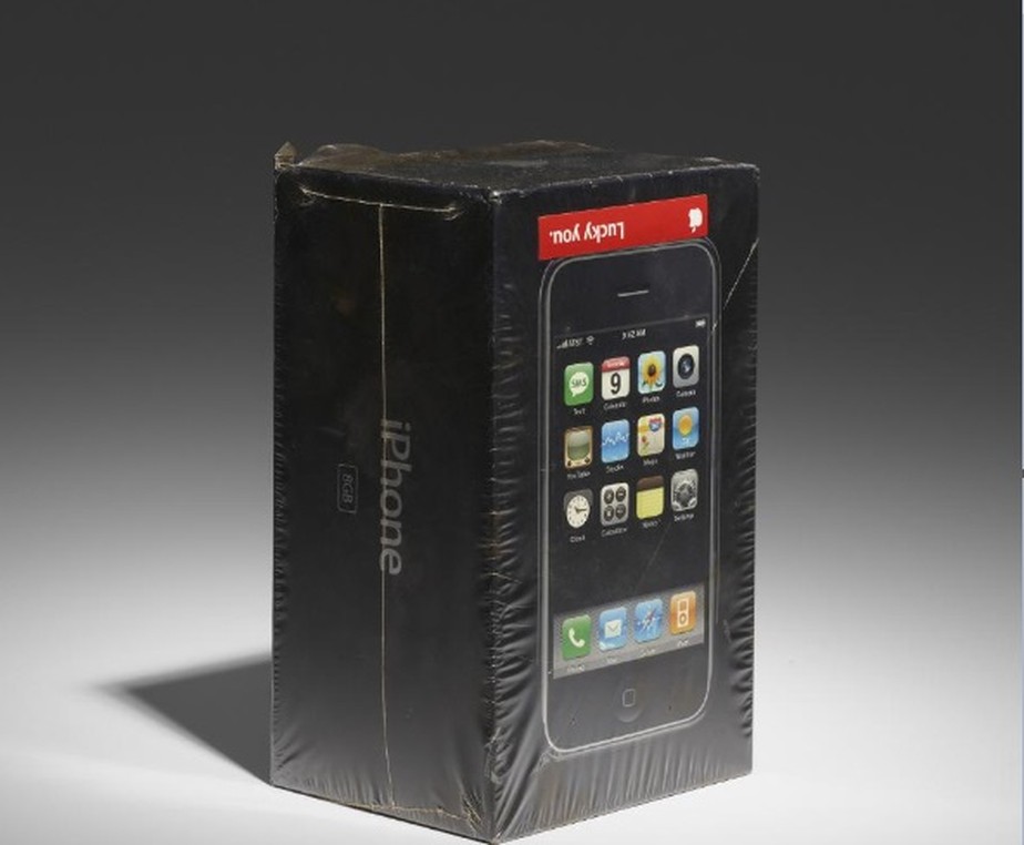Imagem sem data mostra um iPhone 2007 de primeira geração lacrado de fábrica