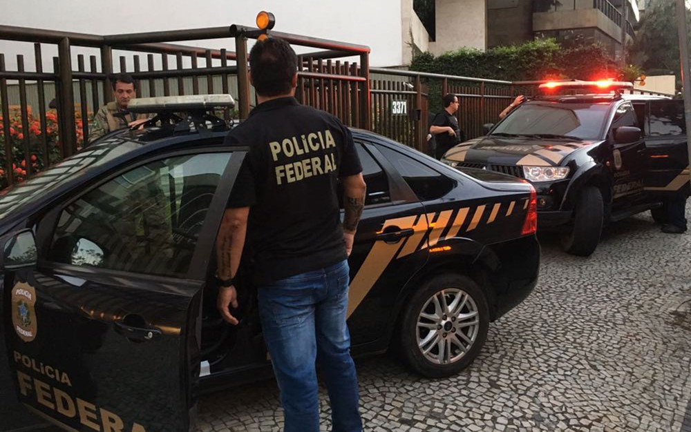 Agentes da Polícia Federal chegaram à casa de Lélis Teixeira por volta das 6h (Foto: Pedro Figueiredo / TV Globo)