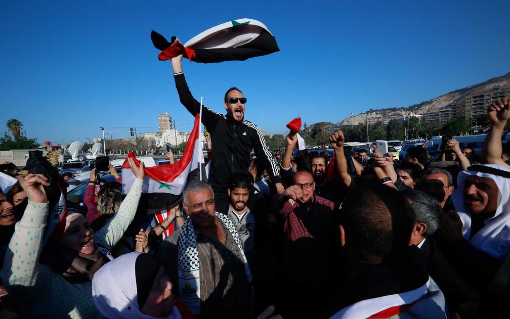 Manifestantes entoam gritos contra o presidente dos EUA, Donald Trump (Foto: Hassan Ammar / AP Photo)