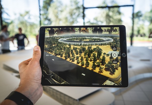 Com a realidade aumentada, engenheiros podem apresentar uma maquete virtual numa mesa real (Foto: Patrick Schneider/Unsplash)