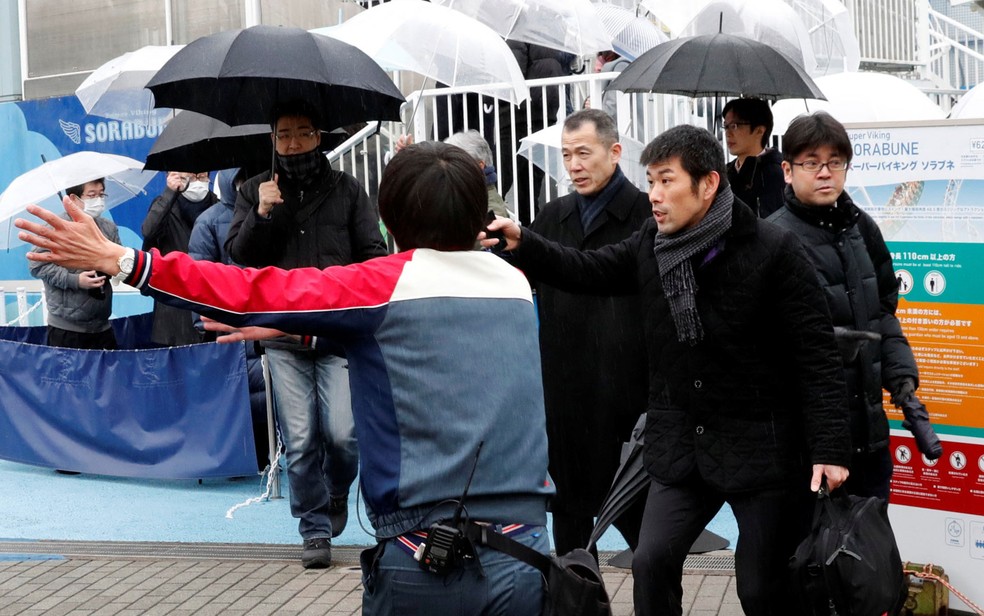 Orientador conduz participantes durante simulação de remoção antimíssil no parque de diversões Tokyo Dome City, em Tóquio, no Japão, na segunda-feira (22) (Foto: Reuters/Kim Kyung-Hoon)