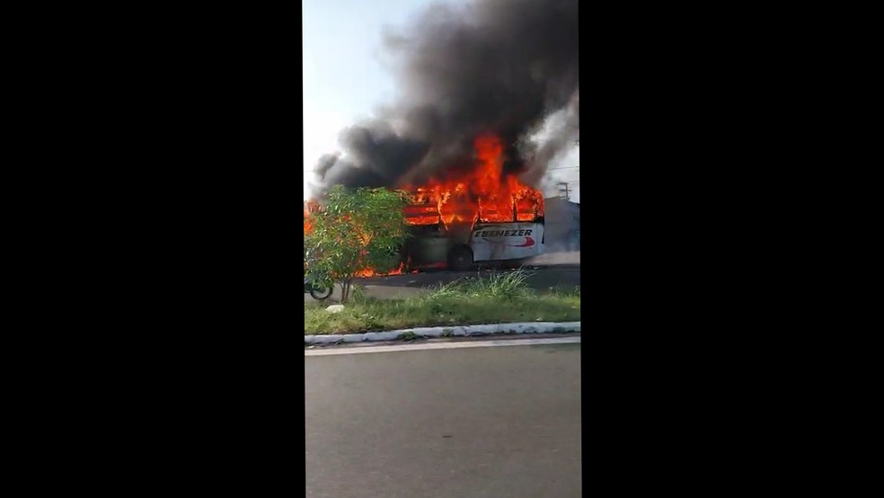Incêndio destrói ônibus na Avenida dos Portugueses em São Luís — Foto: Divulgação/Redes Sociais