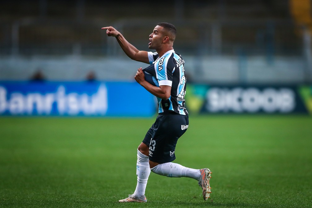 Alisson em ação na época do Grêmio — Foto: Lucas Uebel / Grêmio FBPA