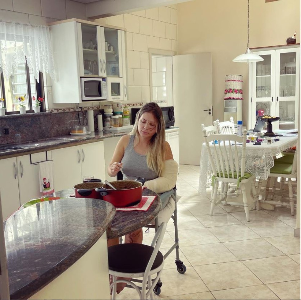 Caminhoneira 'Musa das Estradas' se alimentando na cozinha em 2 de fevereiro — Foto: Reprodução/Redes sociais