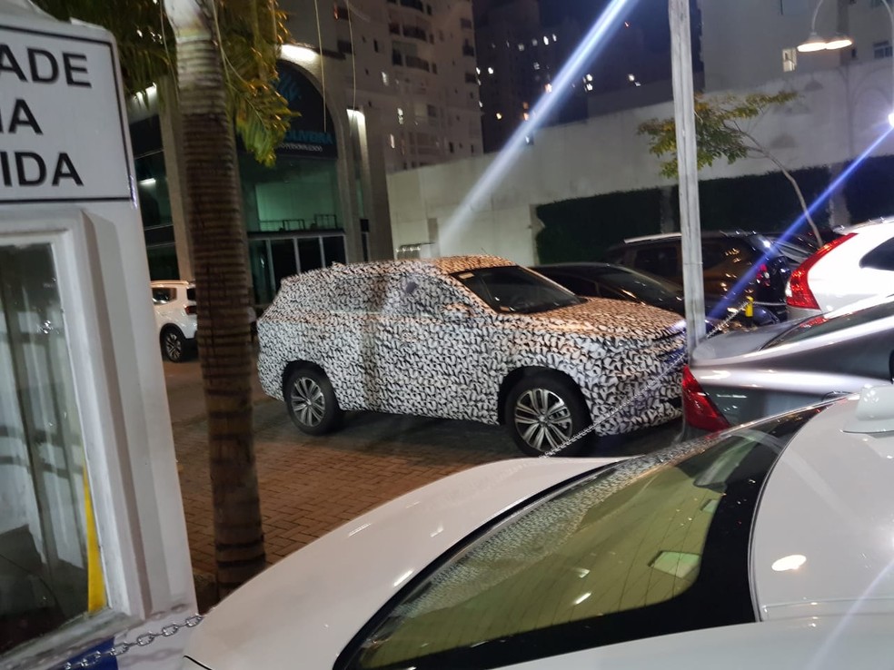 Tiggo 8 é flagrado camuflado em São José dos Campos — Foto: Diego Tribst/ TV Vanguarda