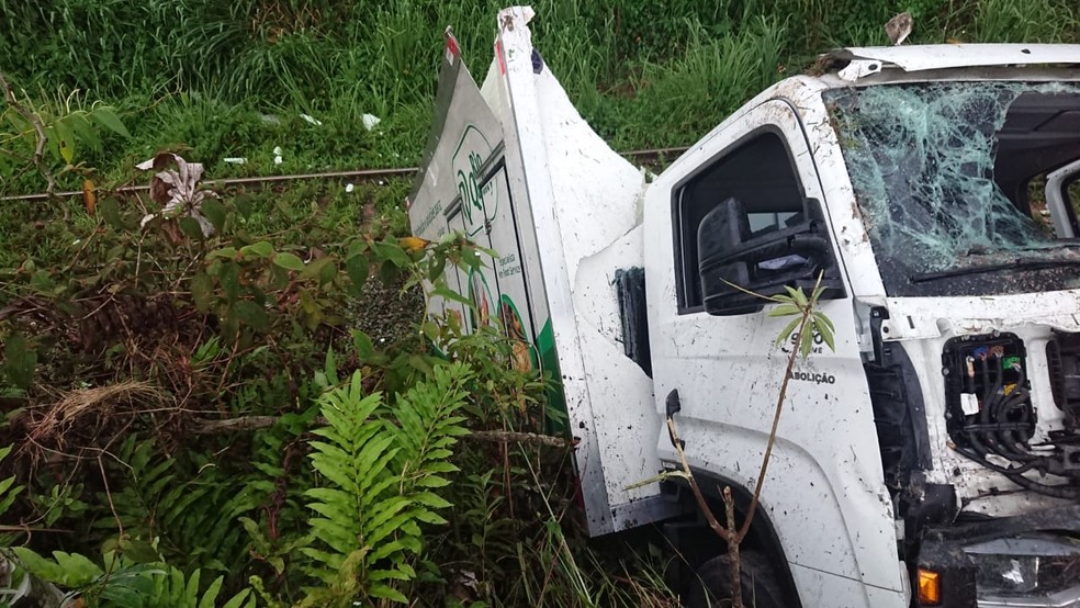 Veículo caiu de mais de 10 metros na Dutra, em Itatiaia — Foto: Polícia Rodoviária Federal
