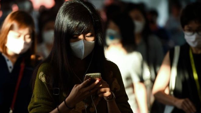 Pessoas começaram a usar máscaras na Tailândia depois que seis turistas chineses foram diagnosticados com novo coronavírus (Foto: Getty Images cia BBC News Brasil)