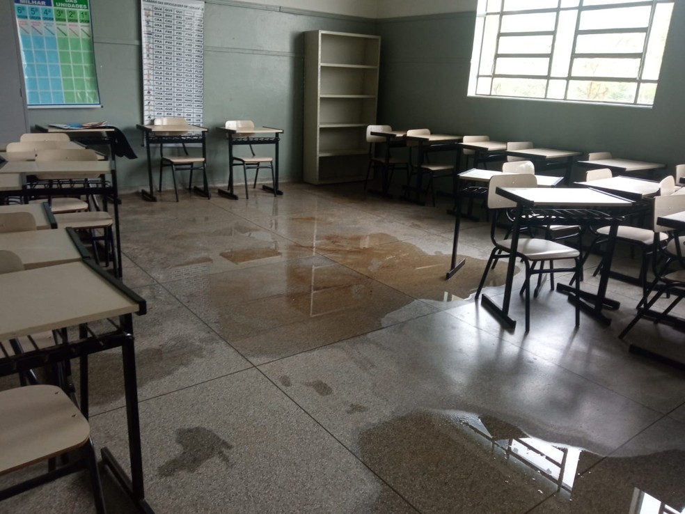 Escola Municipal fica alagada após chuva forte em Martinópolis  — Foto: Cedida 