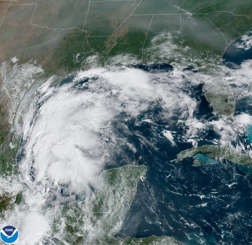 Imagem satélite do furacão/tempestade tropical Nicholas sobre o Golfo do México em 12 de setembro de 2021 — Foto: NOAA vía AP