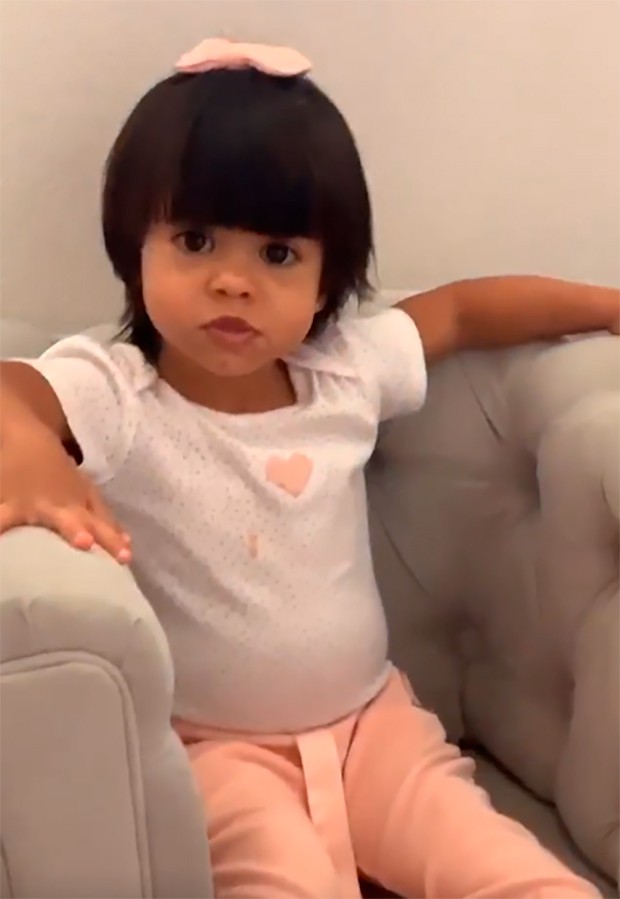 Sophia, filha de Arthur Aguiar e Mayra Cardi, tem uma poltrona em seu closet (Foto: Reprodução/Instagram)