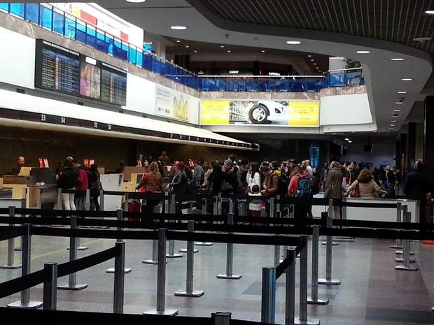 Aeroporto Salgado Filho fecha por mais de uma hora nesta manhã (Foto: Andre Azeredo/RBS TV)