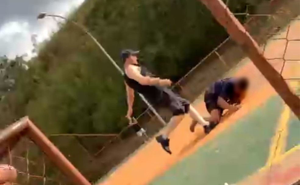 Homem agride adolescente de 14 anos em quadra no Núcleo Bandeirante, no DF — Foto: Reprodução