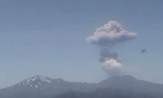 Vulcão lança coluna de gases no Chile thumbnail