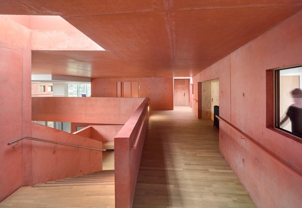 Arquitetura auxilia a convivência em centro de repouso na Suíça (Foto: Eugeni Pons/Divulgação)
