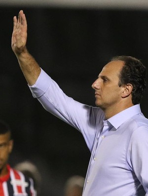 Nem o mito Rogério Ceni resiste à pressão por resultados