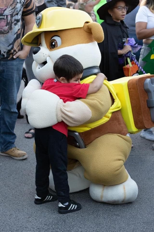 Alexandros abraçando uma pessoa fantasiada como personagem do desenho infantil 'Patrulha Canina' (Foto: Arquivo pessoal)