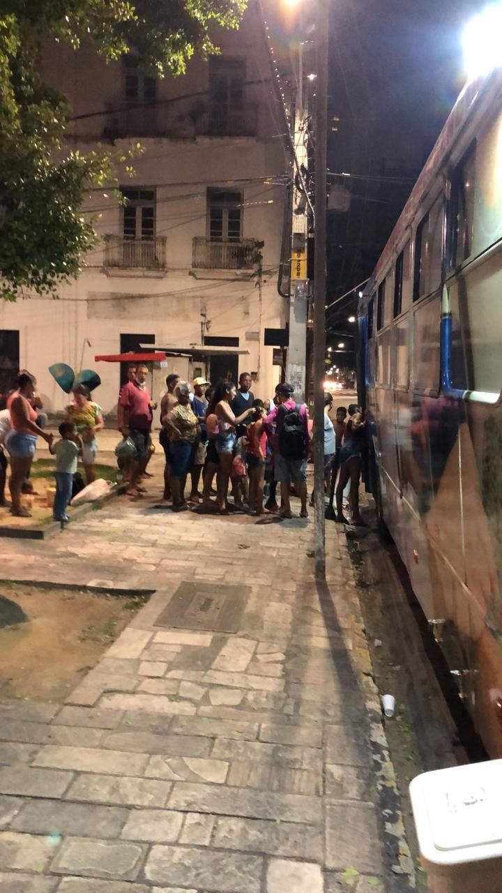 Ônibus de projeto social oferece banho e refeição a moradores de rua, em Recife (Foto: Reprodução / Instagram )