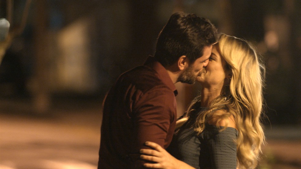 Caio e Jeiza se beijam — Foto: TV Globo