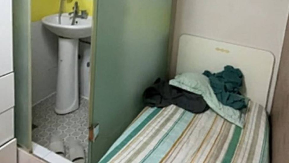 Cômoda, pia do banheiro e cama aparecem lado a lado em microapartamento de Thais Midori — Foto: Arquivo pessoal via BBC