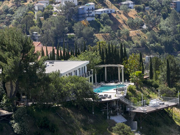 Casa com piscina em Hollywood Hills, próximo a Los Angeles (Foto: AP Photo/Damian Dovarganes)