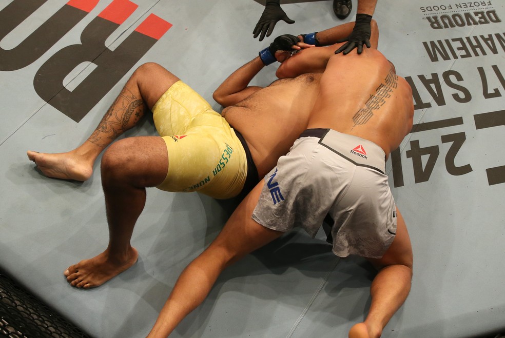 Ciryl GanÃ© finalizou Raphael BebezÃ£o com um katagatame no UFC Uruguai â?? Foto: Getty Images