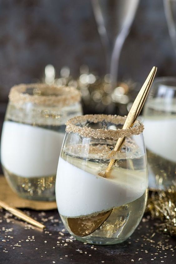 A sobremesa pode ser parte da decoração, como é o caso desta gelatina de champagne (Foto: Pinterest / The First Year / Divulgação)