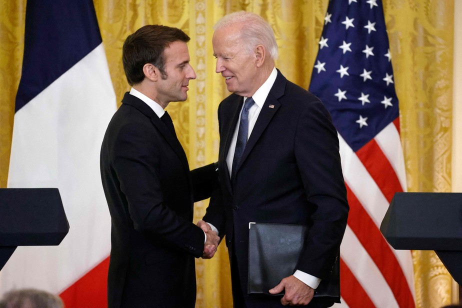 O presidente dos EUA, Joe Biden, e o presidente francês, Emmanuel Macron, apertam as mãos após uma coletiva de imprensa conjunta na Sala Leste da Casa Branca em Washington