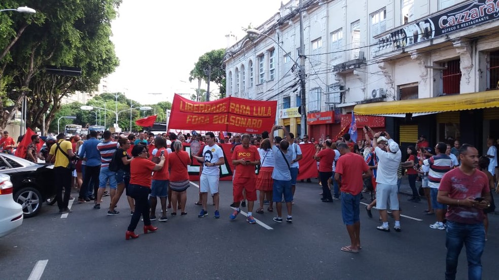 Manifestantes contra a prisão do ex-presidente Lula fizeram ato em Salvador neste domingo (7) — Foto: Ubiratan Passos 