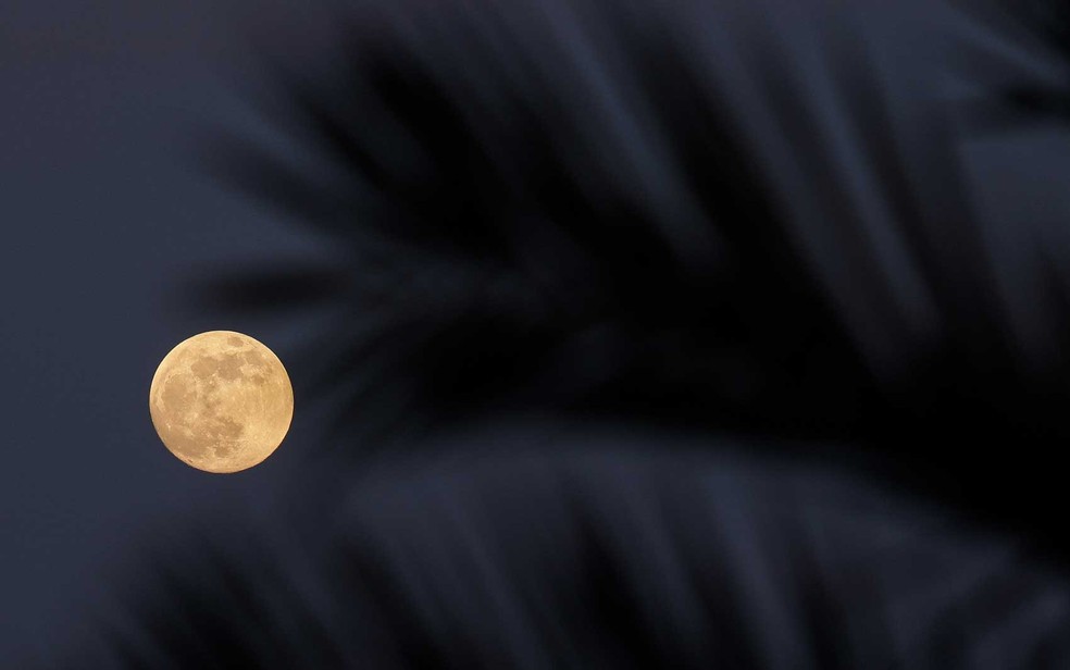 A lua cheia surgindo sobre o Mar Mediterr�neo vista de Ibiza � Foto: AFP Photo