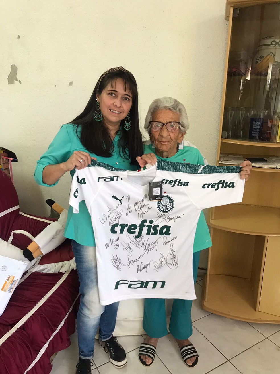 Vó Antônia e a neta com camiseta do Palmeiras autografada por alguns jogadores  — Foto: Arquivo pessoal 